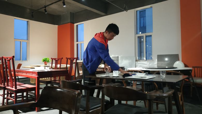 20210511/6099ce074dd6f.jpg 博菲克項(xiàng)目經(jīng)理拖地.jpg