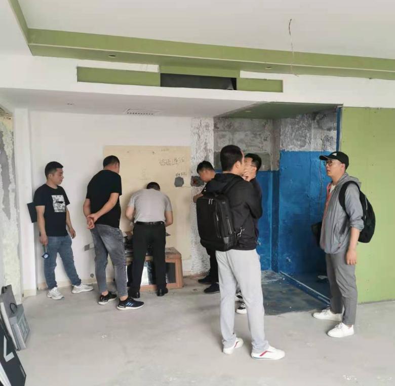 20210524/60ab96c57f23d.jpg 業(yè)務(wù)經(jīng)理同酒店負責(zé)人溝通.jpg