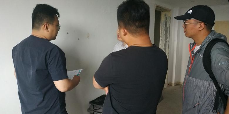 20210524/60ab96d296972.jpg 博菲克設(shè)計師和技術(shù)總監(jiān)商討酒店樣板間設(shè)計方案.jpg