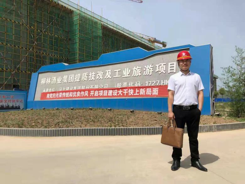 20210611/60c2a6a33b991.jpg 博菲克家具廠業(yè)務(wù)負責人在柳林酒店集團門口合影.jpg